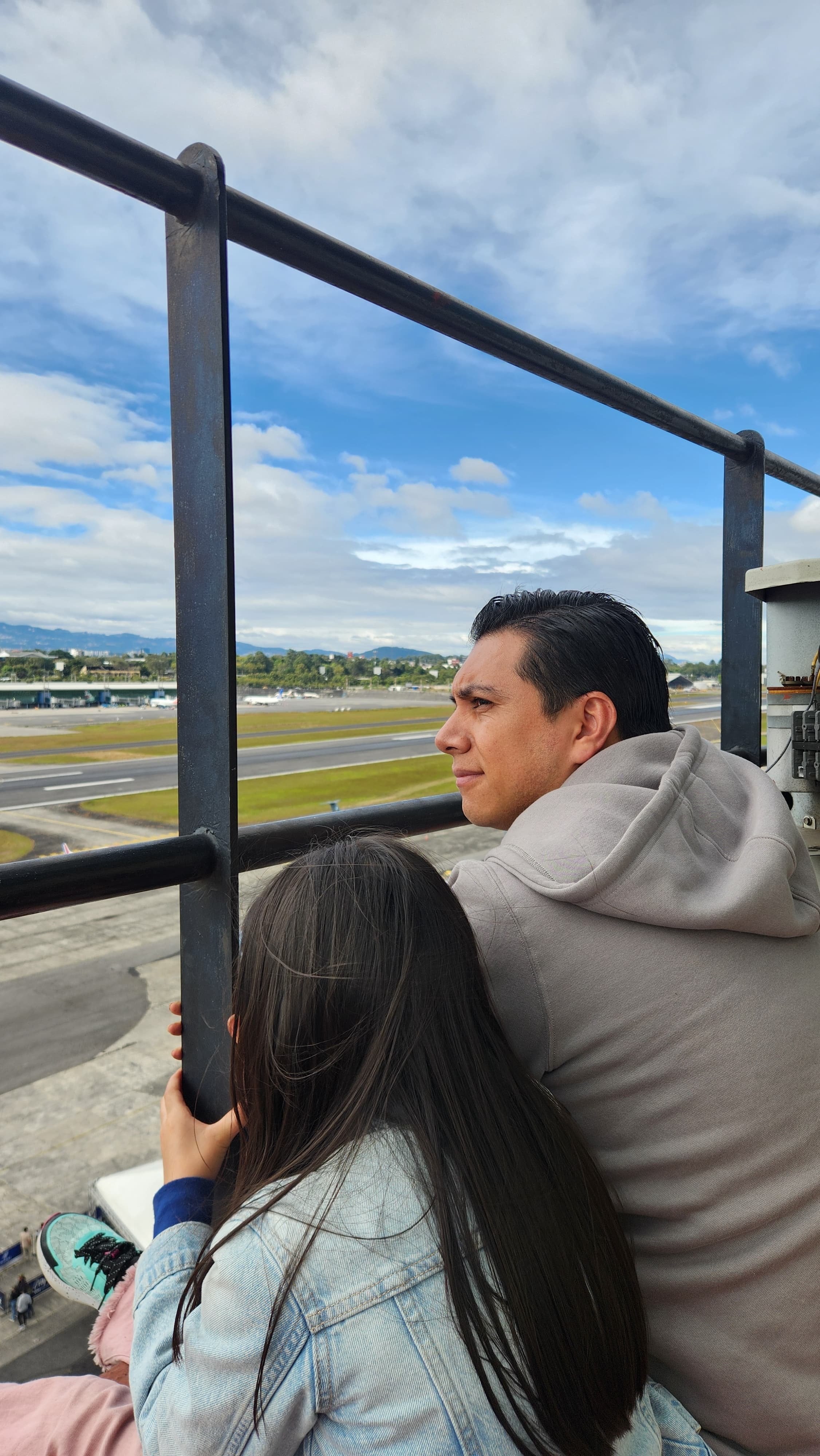  El trabajo puede llegar a ser una limitante para estar presente en la vida de las y los hijos, aunque hay condiciones laborales que favorecen el involucramiento de los papás en la crianza. Foto: cortesía 